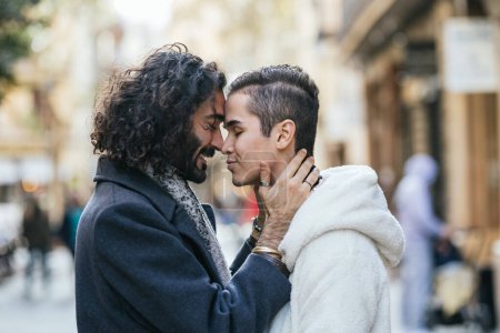 Liebevoller Moment, als ein schwules Paar eine intime Umarmung auf einer belebten Stadtstraße genießt, symbolisiert lgbt Lebensstil und Liebe