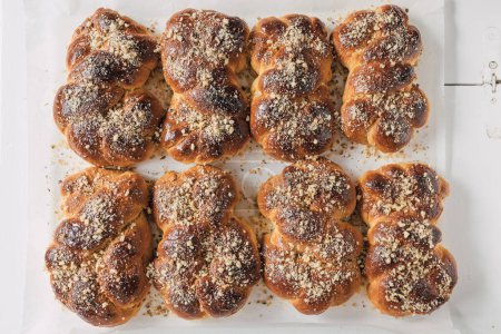 Foto de Freshly baked Mucenici: a traditional food in Romania and Moldova. Sweet snack with the shape of number 8, baked from Cozonac dough, glazed with honey and splinkled with walnuts. Christian custom. - Imagen libre de derechos