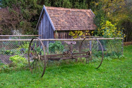 Téléchargez les photos : Plantes, fleurs et machines dans le vieux village rural de Wolfegg en Allemagne du Sud - en image libre de droit