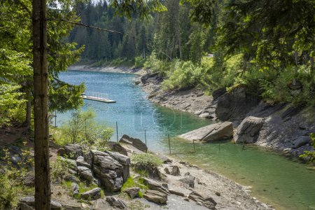 relajación y recreación en el Lago Caumasee cerca de Flims en el Cantón de las Grisiones en Suiza