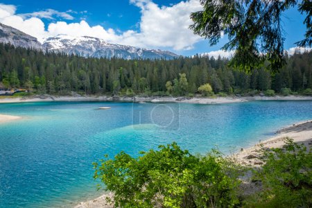 Entspannung an einem herrlichen Badestrand am Caumasee im Conon von Graubünden in der Schweiz