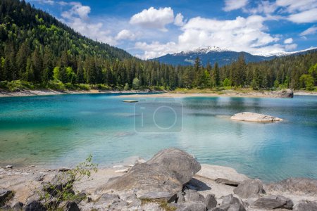 Entspannung an einem herrlichen Badestrand am Caumasee im Conon von Graubünden in der Schweiz