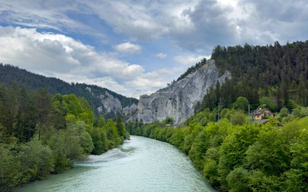 Caminando por el espectacular Vorderrhein en kanton de los grisones en Suiza