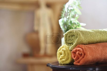 Foto de Fondo de masaje con toallas de colores y espacio de copia - Imagen libre de derechos