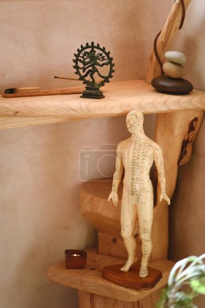 Foto de Decoración en el centro de terapia con muñeca masculina con meridianos de acupuntura chinos - Imagen libre de derechos