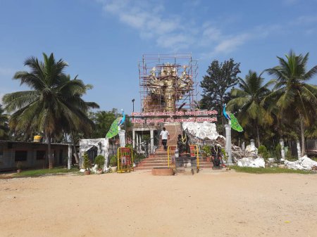 Foto de Channapatna, Karnataka, India-Oct 28, 2022: Primer plano del ídolo Chamundeshwari más alto del mundo con 18 manos desveladas por los musulmanes en Gowdanagere - Imagen libre de derechos