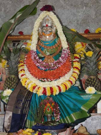 Téléchargez les photos : Bangalore, Karnataka, Inde-05 août 2022 : Gros plan de la belle déesse Vara Mahalakshmi décoration avec des fleurs, des fruits - en image libre de droit