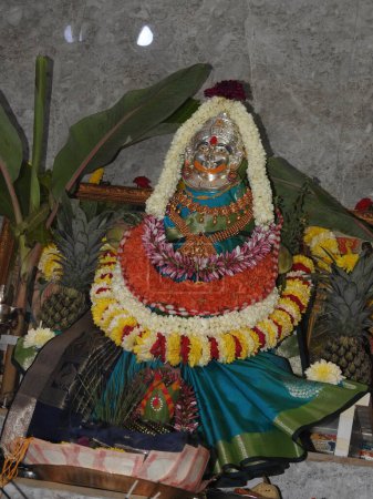 Foto de Bangalore, Karnataka, India-Aug 05, 2022: Primer plano de la hermosa diosa Vara Mahalakshmi decoración con flores, frutas - Imagen libre de derechos
