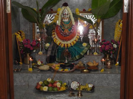 Foto de Bangalore, Karnataka, India-Aug 05, 2022: Primer plano de la hermosa diosa Vara Mahalakshmi decoración con flores, frutas - Imagen libre de derechos