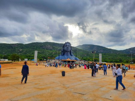 Foto de Chikkaballapur, Karnataka, India-24 de junio de 2023: Primer plano de la hermosa estatua del Señor Shiva Adiyogui de la Fundación Isha Chikkaballapur. - Imagen libre de derechos
