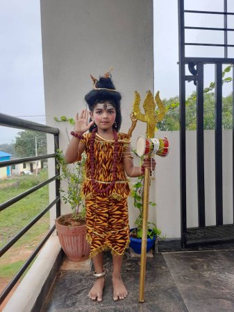 Foto de Bangalore, Karnataka, India-Sep 30, 2023: Primeros planos del hermoso vestido de niño indio y el maquillaje del Señor Shiva debido a la competencia de fantasía en la escuela. - Imagen libre de derechos