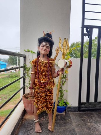 Foto de Bangalore, Karnataka, India-Sep 30, 2023: Primeros planos del hermoso vestido de niño indio y el maquillaje del Señor Shiva debido a la competencia de fantasía en la escuela. - Imagen libre de derechos