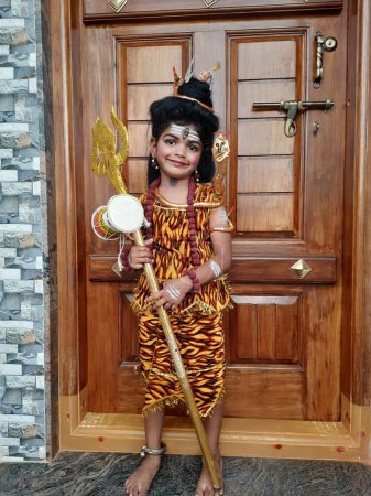 Téléchargez les photos : Bangalore, Karnataka, Inde-Sep 30, 2023 : Gros plan de la belle robe d'enfant indienne et du maquillage de Lord Shiva en raison de la concurrence de fantaisie à l'école. - en image libre de droit
