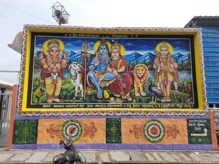 Foto de Mandya, Karnataka, India-Sep 29, 2023: Primer plano del Señor Shiva y su pintura familiar sobre la pared del Templo Arkeshwara, Guttalu, India - Imagen libre de derechos