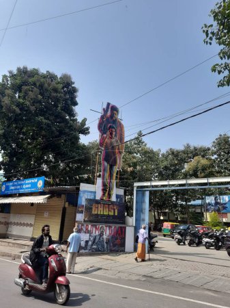Foto de Bangalore, Karnataka, India-Oct 19, 2023: Primer plano del legendario actor Kannada Hat-trick Hero Shiva Rajkumar Recorte de película fantasma frente al teatro. - Imagen libre de derechos