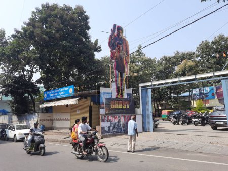 Foto de Bangalore, Karnataka, India-Oct 19, 2023: Primer plano del legendario actor Kannada Hat-trick Hero Shiva Rajkumar Recorte de película fantasma frente al teatro. - Imagen libre de derechos