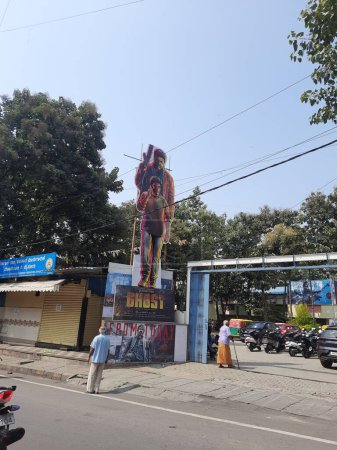Téléchargez les photos : Bangalore, Karnataka, Inde-Oct 19, 2023 : Gros plan de l'acteur légendaire Kannada Hat-trick Hero Shiva Rajkumar Coupure de film fantôme devant le théâtre. - en image libre de droit