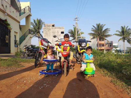 Téléchargez les photos : Bangalore, Karnataka, Inde-Oct 24, 2023 : Gros plan de la belle famille indienne faisant Puja véhicule célébrant Dasara, Ayudha Pooja en face de la maison. - en image libre de droit