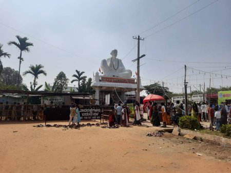 Téléchargez les photos : Bangalore, Karnataka, Inde-Jan 15, 2024 : Gros plan de la belle Dakshina Shiradi Sri Sai Mandira, temple Dattapeeta et statue blanche de Sai Baba. - en image libre de droit