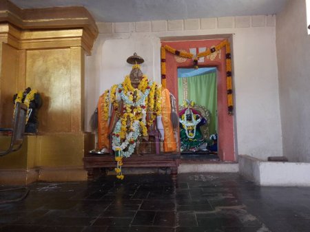 Foto de Huliyurdurga, Karnataka, India-Nov 14 2023: Primer plano de la hermosa estatua de metal del Señor Venkateshwara Utsav y el templo de la diosa Lakshmi. - Imagen libre de derechos