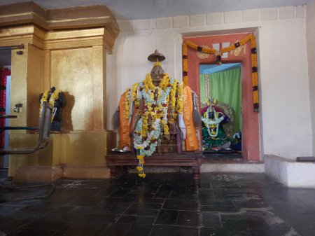 Foto de Huliyurdurga, Karnataka, India-Nov 14 2023: Primer plano de la hermosa estatua de metal del Señor Venkateshwara Utsav y el templo de la diosa Lakshmi. - Imagen libre de derechos