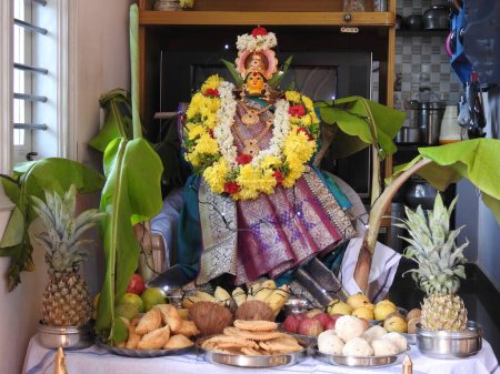 Foto de Primer plano de la estatua de la diosa Vara Mahalakshmi bellamente decorada durante el festival en casa. - Imagen libre de derechos