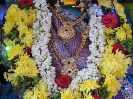 Foto de Primer plano de la estatua de la diosa Vara Mahalakshmi bellamente decorada durante el festival en casa. - Imagen libre de derechos