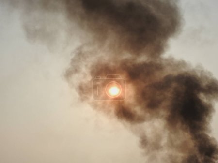 Foto de Primer plano del hermoso humo del mediodía y el sol con el fondo del cielo. - Imagen libre de derechos