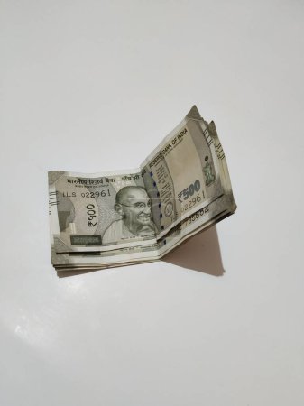 Nahaufnahme der indischen Währung Note 500 oder fünfhundert isoliert auf weißem Hintergrund.