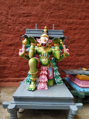 Primer plano de la estatua de animales de madera hermosos y coloridos para el señor o la estatua del dios que coloca el escenario en el utsava durante el festival.