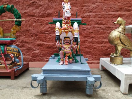 Primer plano de la estatua de animales de madera hermosos y coloridos para el señor o la estatua del dios que coloca el escenario en el utsava durante el festival.