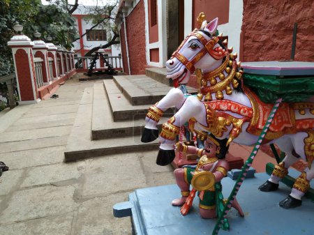 Gros plan de belle et colorée statue d'animaux en bois pour seigneur ou statue de dieu plaçant la scène dans l'utsava pendant le festival.