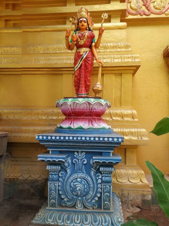 Foto de Bangalore, Karnataka, India-8 de marzo de 2020: Primer plano de la hermosa vista exterior y estatuas de diosa de Om Shri Gangamma Devi en Malleshwaram. - Imagen libre de derechos