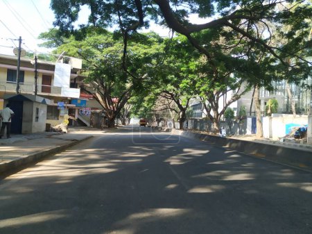 Téléchargez les photos : Bangalore, Karnataka / Inde-20 avril 2020 : Gros plan de la belle route asphaltée de Gorgunte Palya à Nandini Layout Bridge près de Raj Kumar Samadhi, Outer Ring Road. Fermeture du pont en raison du verrouillage. - en image libre de droit