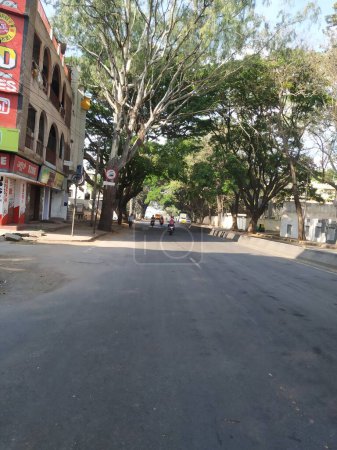 Téléchargez les photos : Bangalore, Karnataka / Inde-20 avril 2020 : Gros plan de la belle route asphaltée de Gorgunte Palya à Nandini Layout Bridge près de Raj Kumar Samadhi, Outer Ring Road. Fermeture du pont en raison du verrouillage. - en image libre de droit