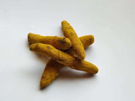 Groupe de racines de curcuma isolé dans un fond blanc. Curcuma est une épice provient de la plante de curcuma. Il est couramment utilisé dans la nourriture asiatique. Vous connaissez probablement le curcuma comme épice principale dans le curry.