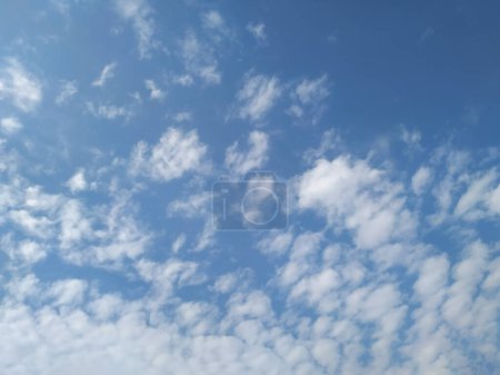 Nahaufnahme dramatischer weißer Wolken vor blauem Himmel. Himmlisch weiße Wolke in der Mittagszeit.