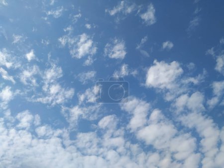 Nahaufnahme dramatischer weißer Wolken vor blauem Himmel. Himmlisch weiße Wolke in der Mittagszeit.