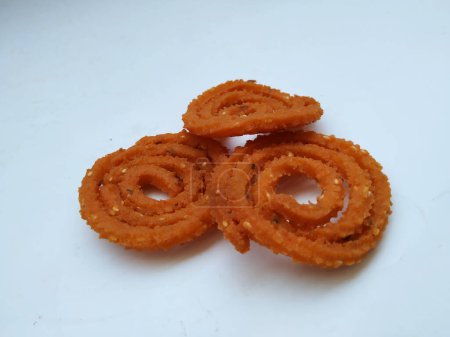 Grupo y primer plano de Chakli aislado sobre fondo blanco. Snack indio Chakli o chakali hecho de porciones fritas de masa de harina de lentejas