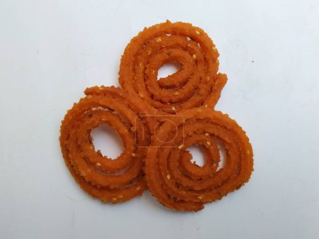 Groupe et gros plan de Chakli isolés sur fond blanc. Snack indien Chakli ou chakali fait à partir de friture portions d'une pâte de farine de lentilles