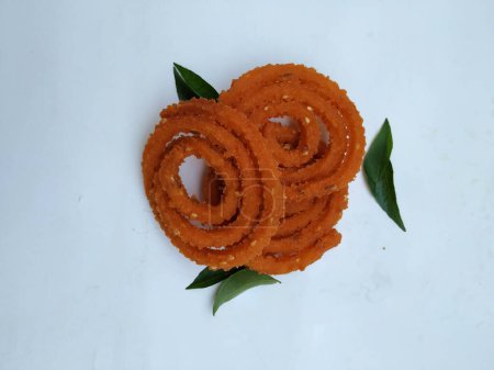 Groupe et gros plan de Chakli isolés sur fond blanc. Snack indien Chakli ou chakali fait à partir de friture portions d'une pâte de farine de lentilles