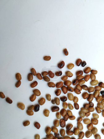 Pila y textura de Hurali Kalu o Gramo de Caballo aislado sobre fondo blanco. Primer plano de semillas de gramo de caballo que se utiliza en la cocina.