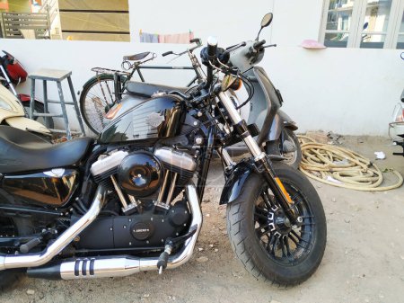 Téléchargez les photos : Bangalore, Karnataka, Inde-Apr 02 2020 : Gros plan de deux roues couleur noire Harley Davidson parking à vélo dans un parking ou dans un champ. - en image libre de droit