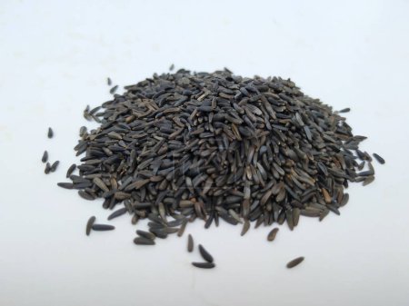 Vista de cerca de semillas de niger dispersas con poca profundidad de campo. Montón y pila de color negro Uchellu o Gurellu. Estas semillas son utilizadas en masalas por la gente de Karnataka del Norte.