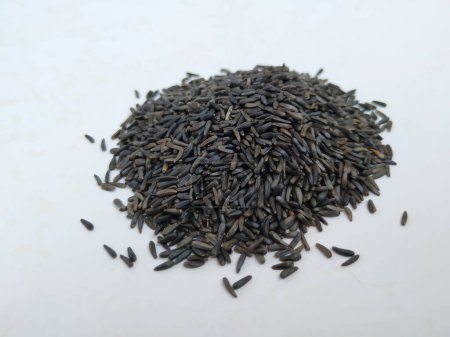 Nahaufnahme von verstreut niger Samen mit geringer Schärfentiefe. Haufen und Haufen schwarzer Farbe Uchellu oder Gurellu. Diese Samen werden in Masalas von den Menschen in Nord-Karnataka verwendet.