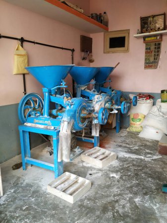 Foto de Bangalore, Karnataka, India - 21 mar 2020: Primer plano de la máquina de fabricación y limpieza de pisos de mijo Ragi o dedo en una habitación - Imagen libre de derechos