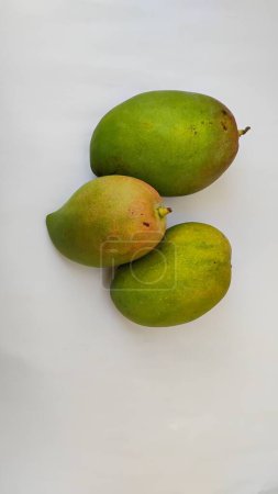 Gros plan de beau fruit de couleur jaune verdâtre et rouge Mangue isolé sur fond blanc.