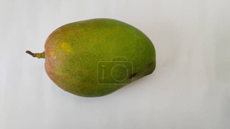 Nahaufnahme von schönen grünlich-gelben und roten Farbe Mango-Frucht isoliert auf weißem Hintergrund.