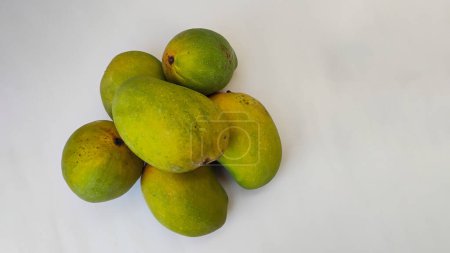 Gros plan de beau fruit de couleur jaune verdâtre et rouge Mangue isolé sur fond blanc.