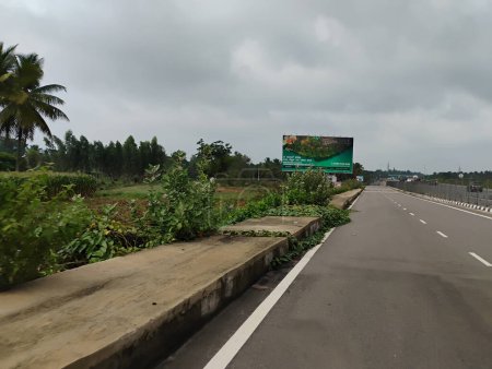 Foto de Ramanagar, Channapatna, India-Junio 02 2024: Primer plano de la hermosa Bill Board o enorme Anuncio Banner colocando junto a la carretera de la carretera. - Imagen libre de derechos